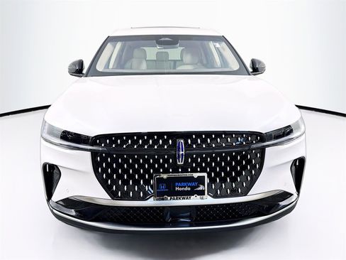 Used 2024 Lincoln Nautilus Premier w/ Equipment Group 102A image 2