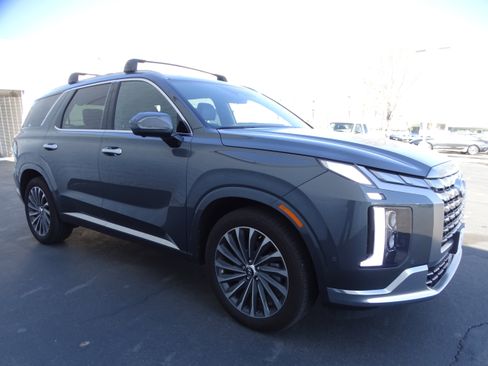 Used 2024 Hyundai Palisade Calligraphy image 2