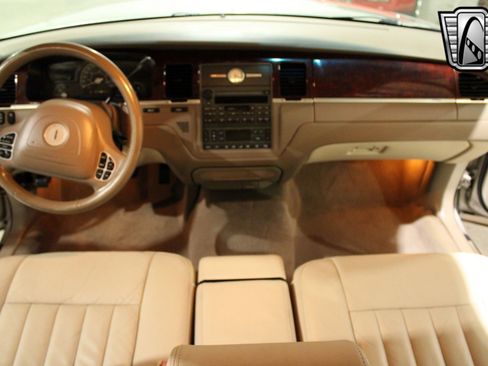 Used 2003 Lincoln Town Car Executive image 10