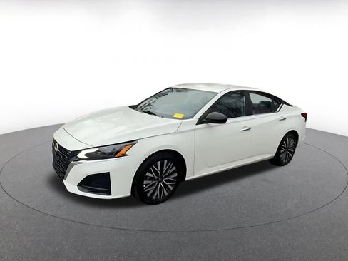 Used 2025 Nissan Altima 2.5 SV image 8