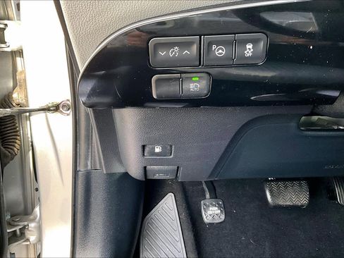 Used 2017 Toyota Prius Two image 30