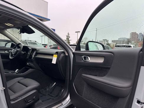 Used 2025 Volvo XC40 B5 Plus w/ Protection Package Premier image 11