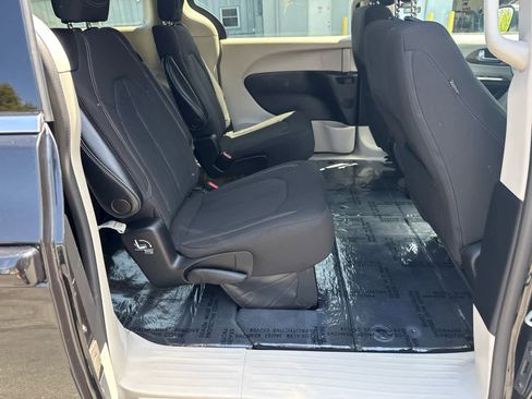 Used 2021 Chrysler Voyager LX FWD image 14