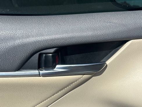 Used 2018 Toyota Camry XLE FWD image 8
