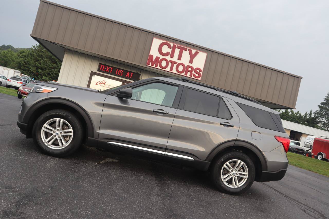 Used 2023 Ford Explorer XLT AWD/4WD image 15