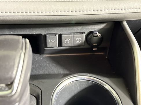 Used 2020 Toyota Highlander XLE AWD/4WD image 40