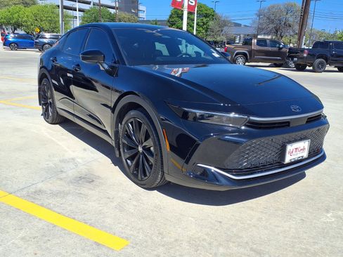 Used 2025 Toyota Crown Nightshade image 3