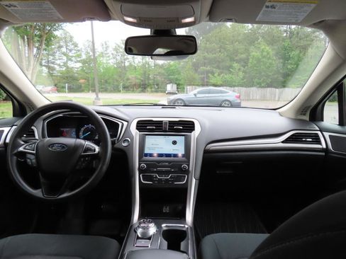 Used 2020 Ford Fusion SE image 23