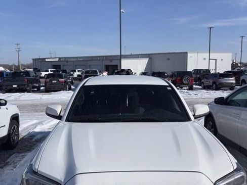 Used 2023 Toyota Tacoma TRD Off-Road image 2