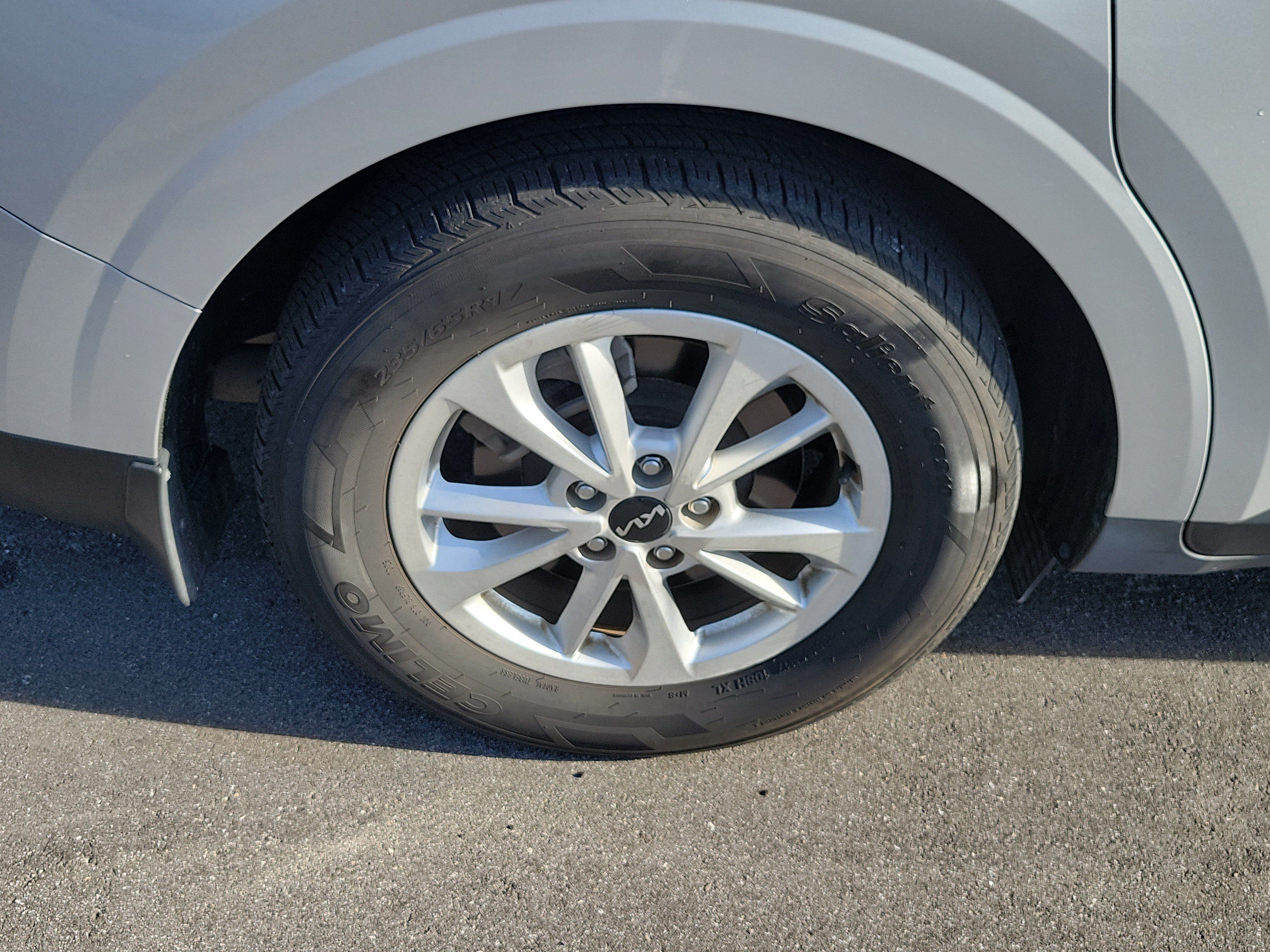 Used 2022 Kia Carnival LX FWD image 40