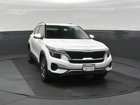 Used 2023 Kia Seltos EX AWD/4WD image 3