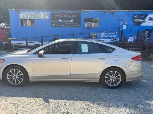 Used 2017 Ford Fusion SE w/ Fusion SE Technology Package image 2