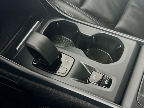 Used 2022 Volvo XC40 T4 Momentum image 16