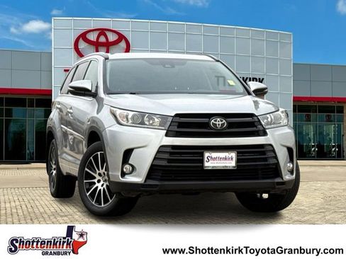 Used 2017 Toyota Highlander SE AWD/4WD image 1