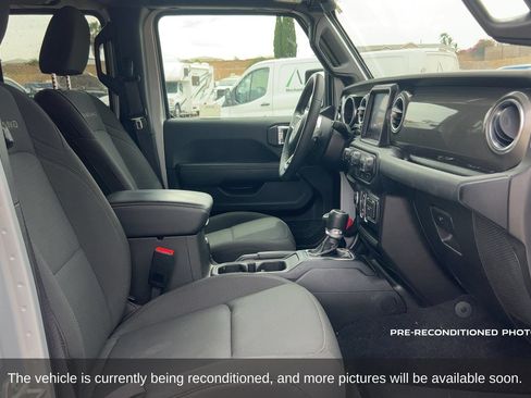 Used 2023 Jeep Gladiator Overland AWD/4WD image 13