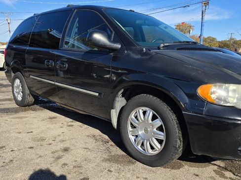 Used 2007 Chrysler Town & Country Touring image 5