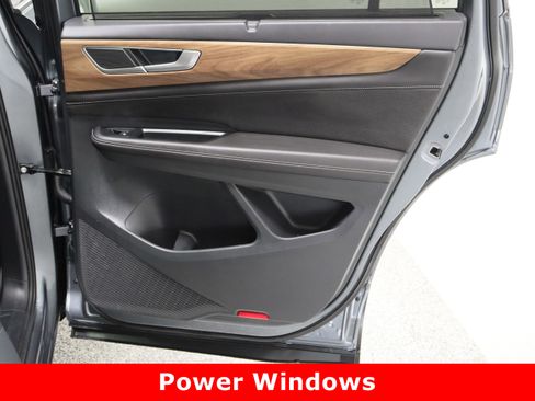 Used 2024 Volkswagen Atlas SE image 37