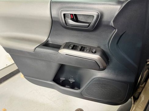 Used 2019 Toyota Tacoma SR5 AWD/4WD image 13