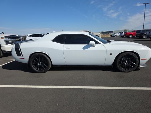 Used 2016 Dodge Challenger R/T Scat Pack w/ Leather Interior Group RWD image 8