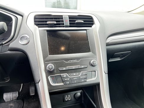Used 2020 Ford Fusion SE FWD image 11