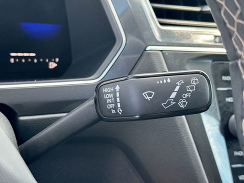 Used 2022 Volkswagen Tiguan SE w/ Panoramic Sunroof Package FWD image 32