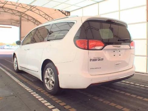 Used 2018 Chrysler Pacifica Touring-L Plus w/ Advanced Safetytec Group image 2