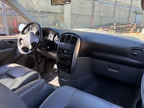 Used 2006 Chrysler Town & Country Touring image 83