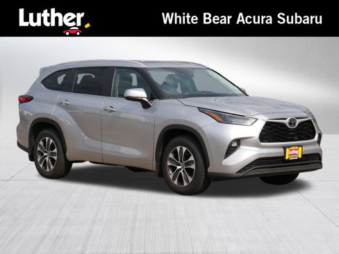 Used 2023 Toyota Highlander XLE AWD/4WD image 1