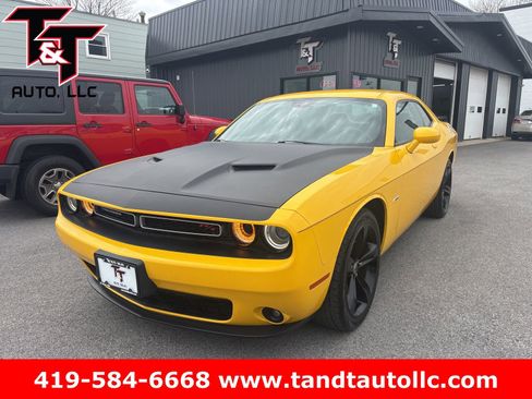 Used 2017 Dodge Challenger R/T RWD image 1