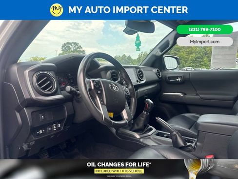 Used 2021 Toyota Tacoma TRD Sport w/ TRD Premium Sport Package AWD/4WD image 8