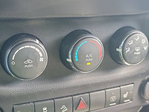 Used 2015 Jeep Wrangler Unlimited Rubicon w/ Connectivity Group AWD/4WD image 35