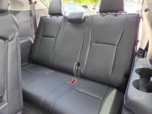 Used 2021 Toyota Highlander XLE AWD/4WD image 23