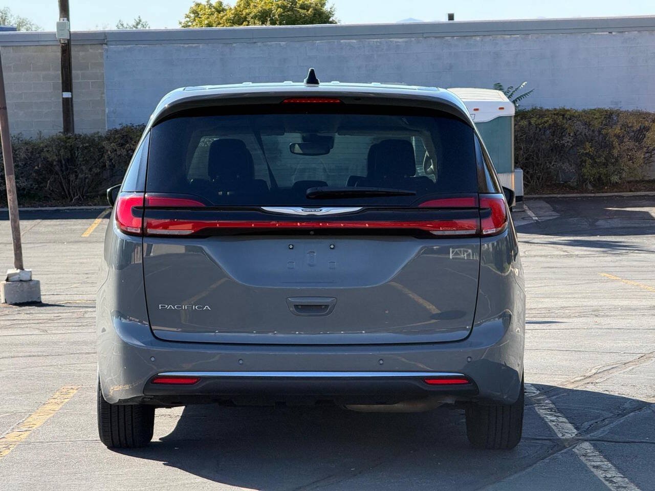 Used 2023 Chrysler Pacifica Touring-L FWD image 4