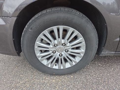 Used 2016 Chrysler Town & Country Touring-L FWD image 58