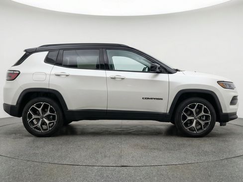 Used 2025 Jeep Compass Limited AWD/4WD image 11