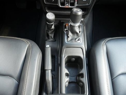 Used 2025 Jeep Wrangler Unlimited Sahara AWD/4WD image 24