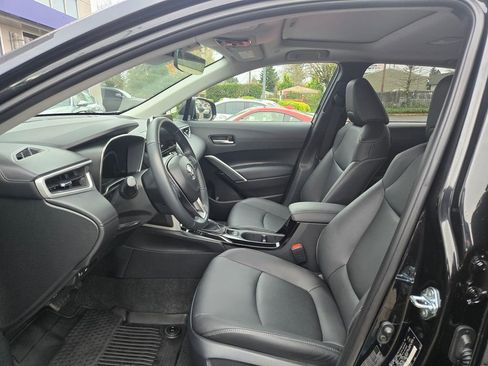 Used 2024 Toyota Corolla Cross XLE image 12