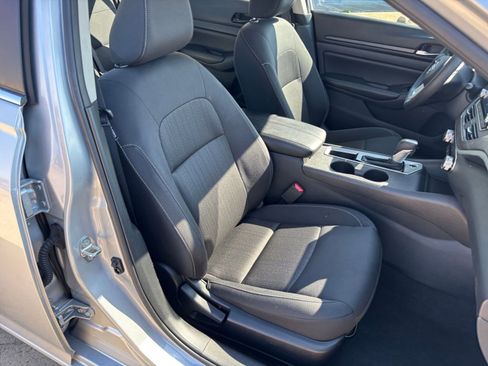 Used 2025 Nissan Altima 2.5 SV FWD image 36