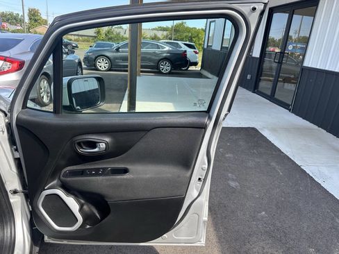 Used 2018 Jeep Renegade Latitude image 21