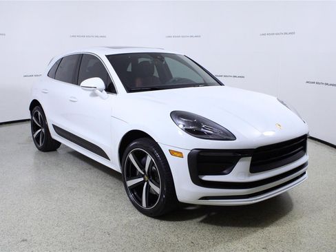 Used 2022 Porsche Macan AWD/4WD image 3