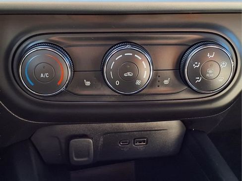 Used 2025 Chevrolet Trax RS w/ Driver Confidence Package image 16