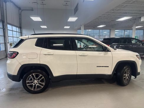 Used 2017 Jeep Compass Latitude FWD image 23