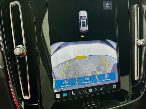 Used 2025 Volvo XC40 B5 Core image 23