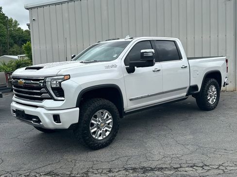 Used 2024 Chevrolet Silverado 2500 High Country w/ High Country Premium Package AWD/4WD image 2