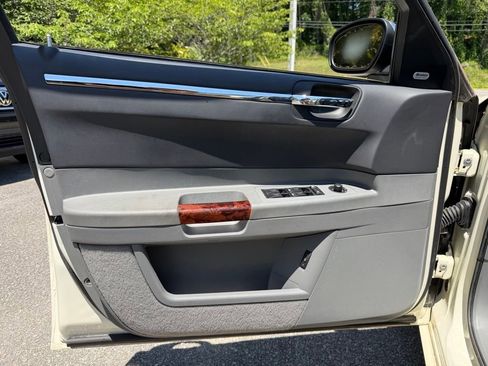 Used 2005 Chrysler 300 C w/ Navigation & Sound Group II RWD image 4