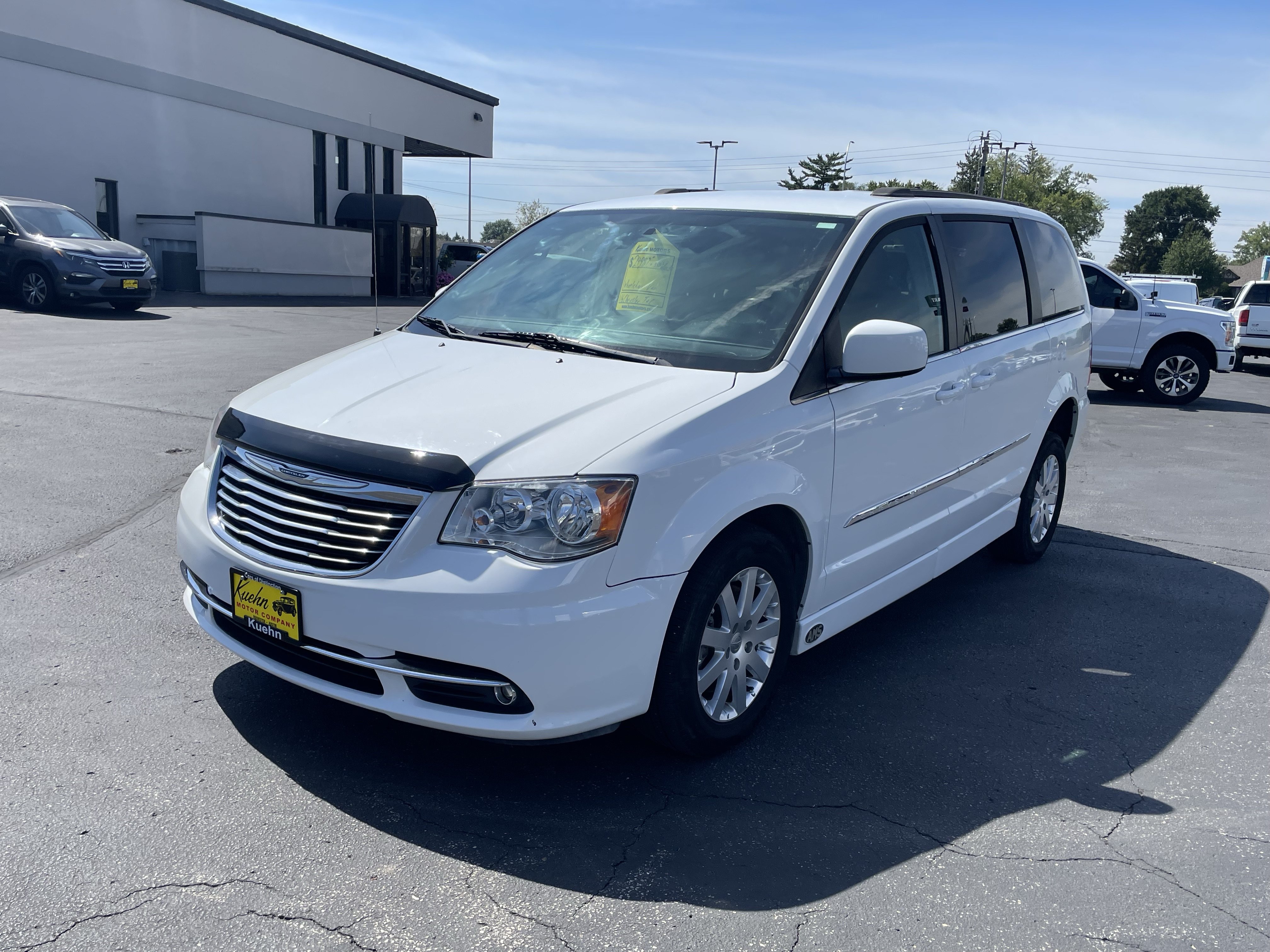 Used 2016 Chrysler Town & Country Touring FWD image 4