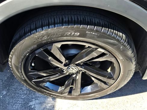 Used 2024 Volkswagen Tiguan SE R-Line image 9