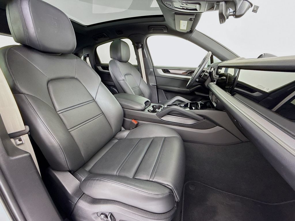 Certified 2024 Porsche Cayenne Coupe AWD/4WD image 30