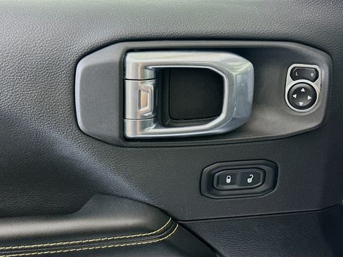 Used 2024 Jeep Wrangler Unlimited Sahara AWD/4WD image 15