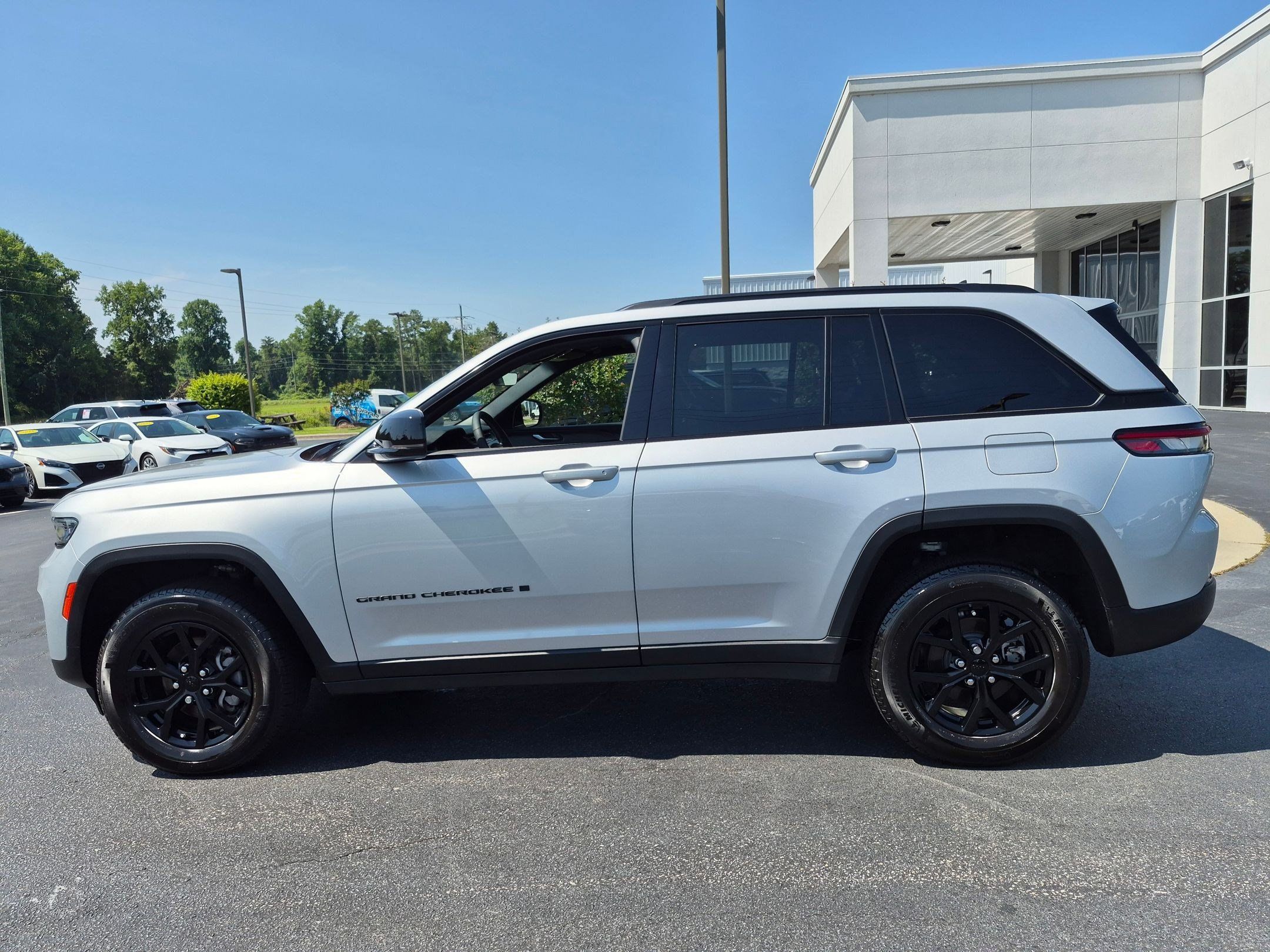 Used 2025 Jeep Grand Cherokee Altitude AWD/4WD image 8